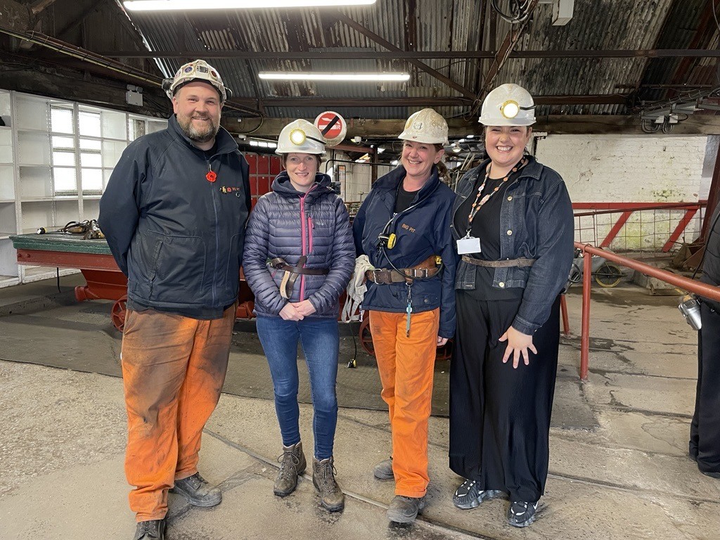 Comisiynydd Pobl Hŷn Cymru, Rhian Bowen-Davies, yn y llun ochr yn ochr â staff yn Amgueddfa Lo Genedlaethol Bit Pit. // Older People's Commissioner for Wales, Rhian Bowen-Davies, pictured alongside staff at Bit Pit National Coal Museum.
