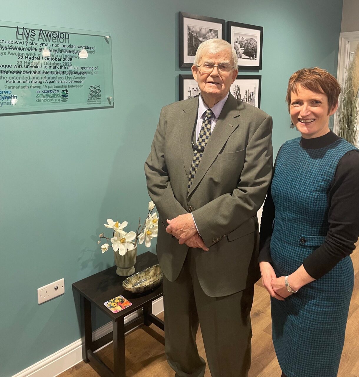 Comisiynydd Pobl Hŷn Cymru, Rhian Bowen-Davies, yn y llun ochr yn ochr â Mr Cyril Jones yng nghyntedd Llys Awelon. // Older People's Commissioner for Wales, Rhian Bowen-Davies, pictured alongside Mr Cyril Jones in the foyer of Llys Awelon.