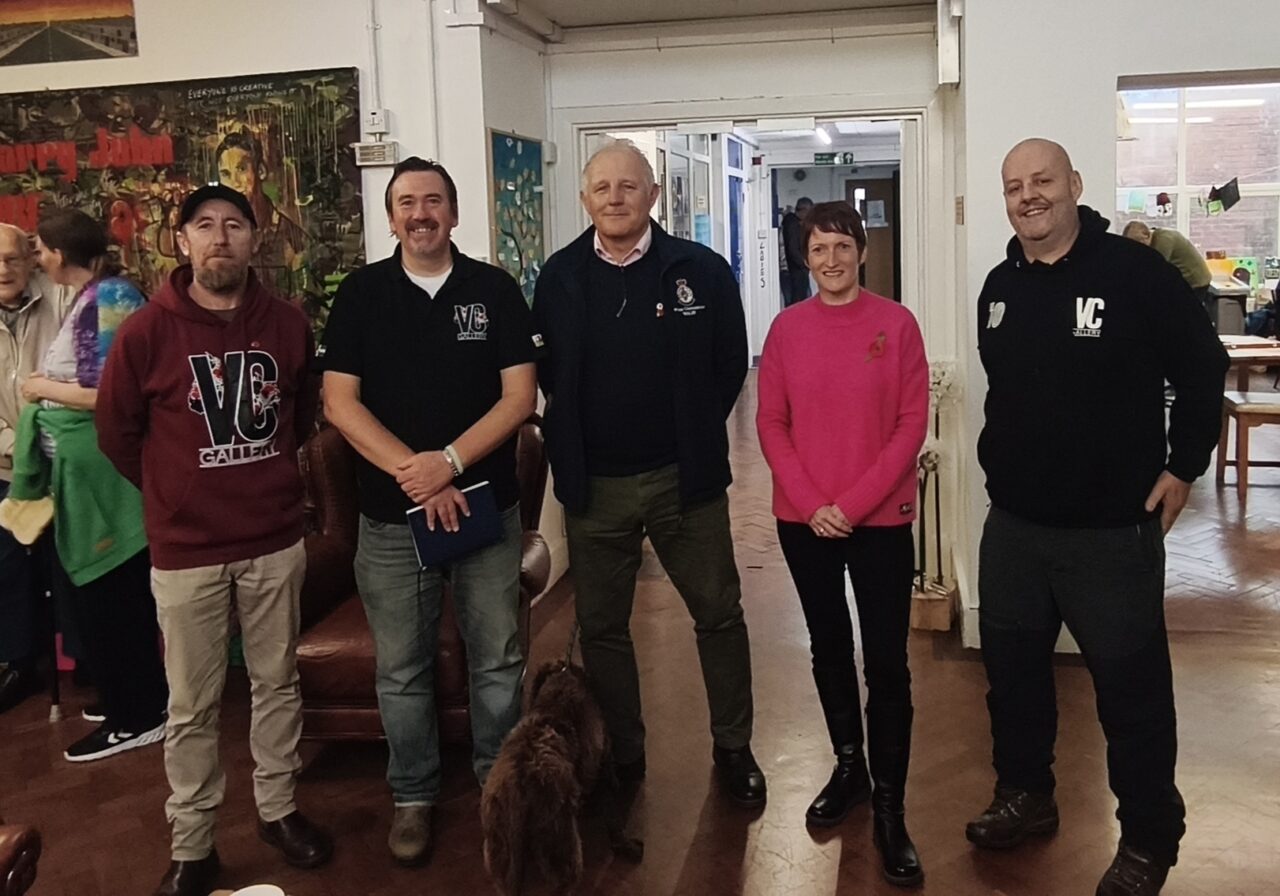 Comisiynydd Pobl Hŷn Cymru, Rhian Bowen-Davies, yn y llun ochr yn ochr â gwirfoddolwyr yn Oriel VC. // Older People's Commissioner for Wales, Rhian Bowen-Davies, pictured alongside volunteers at the VC Gallery.