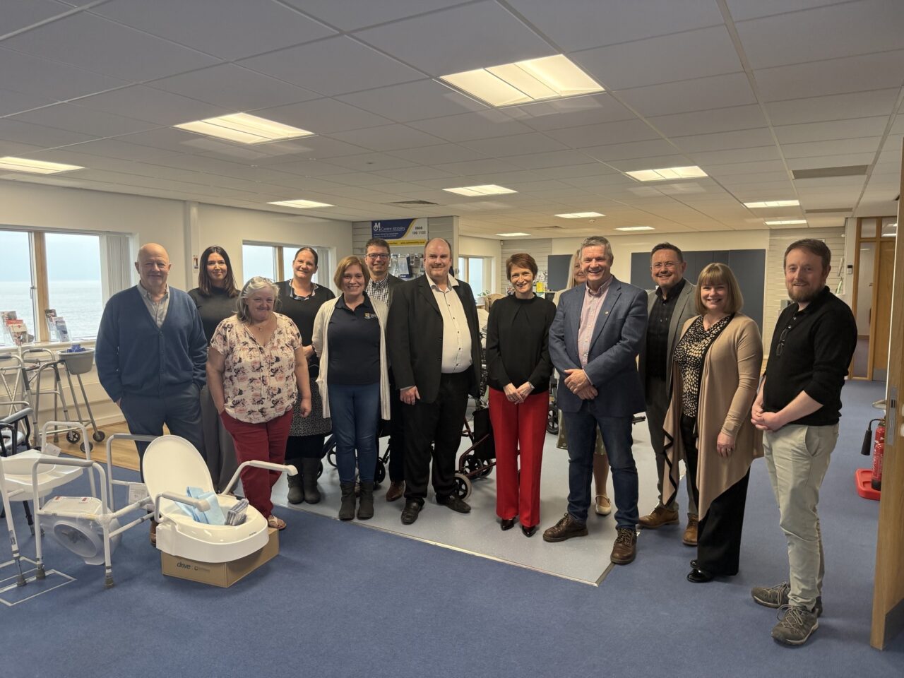 Comisiynydd Pobl Hŷn Cymru, Rhian Bowen-Davies, yn y llun ochr yn ochr ag aelodau staff yng Nghanolfan Byw'n Annibynnol Penmorfa. // Older People's Commissioner for Wales, Rhian Bowen-Davies, pictured alongside staff members at the Penmorfa Centre for Independent Living.
