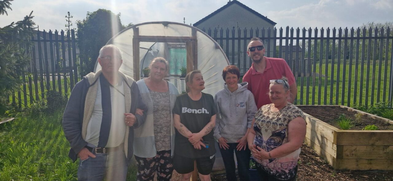 Comisiynydd Pobl Hŷn Cymru, Rhian Bown-Davies [canol-dde], yn y llun ochr yn ochr ag aelodau o Grŵp Garddio Canolfan Gymunedol Caerffili'r Fan. // Older People's Commissioner for Wales, Rhian Bown-Davies [centre-right], pictured alongside members of the Caerphilly Van Community Centre Gardening Group.