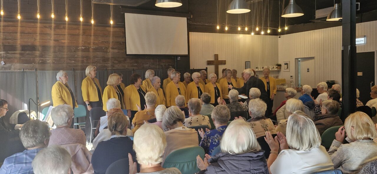 Côr Heritage Singers yn rhoi cyngerdd yn Eglwys Hope, yng nghyfarfod Grŵp Pobl Hŷn Tonypandy a'r Cylch. // Heritage Singer's Choir giving a concert inside Hope Church, at a meeting of the Tonypandy and District OAP Group.