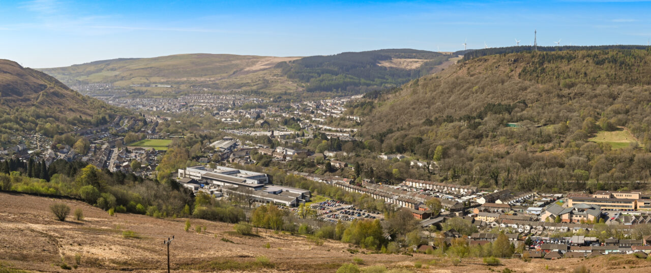 Llwynypia, Cwm Rhondda, Cymru - Ebrill 2021: Golygfa banoramig o Gwm Rhondda yn edrych i lawr ar bentref Llwynypia, gyda Thonypandy yn y pellter. // Llwynypia, Rhondda Valley, Wales - April 2021: Panoramic view of the Rhondda valley looking down on the village of Llwynypia, with Tonypandy in the distance.